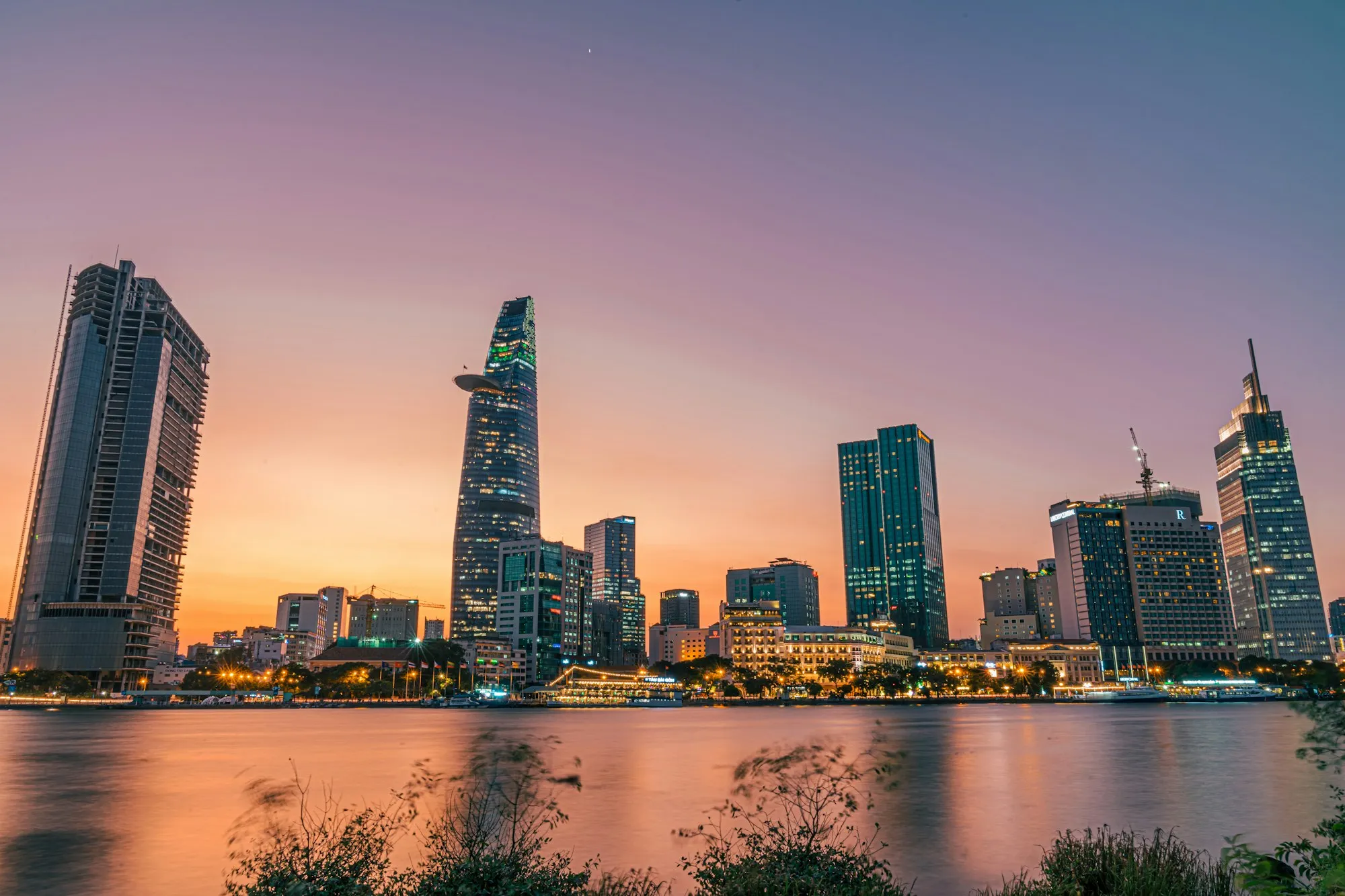 Đường chân trời TP. Hồ Chí Minh lúc hoàng hôn bên sông Sài Gòn